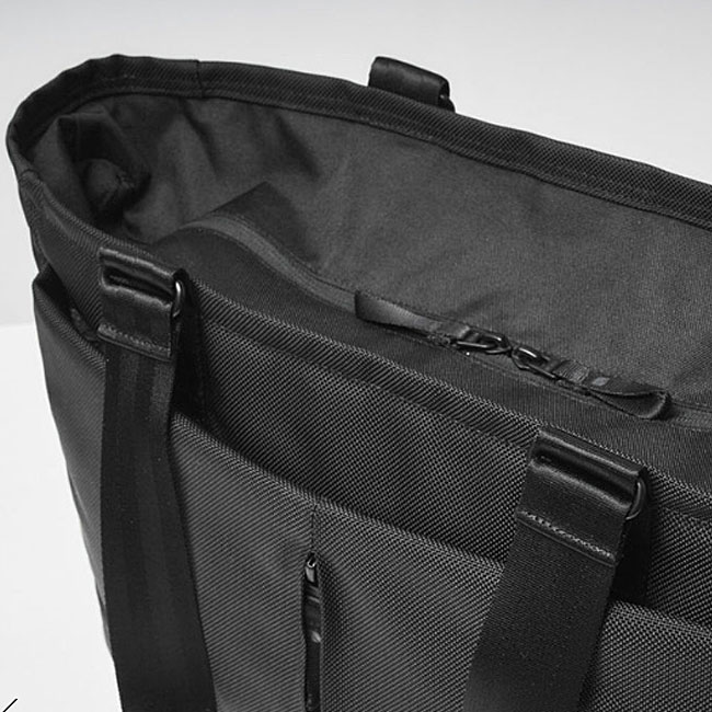 Incase > Tracks Tote 22L / トートバッグ | すべての商品 | J-pia