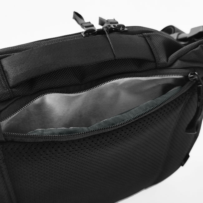 【GRAND STONE】y2k 方位磁石付スリングバッグ Incase > Tracks Sling 7L / スリングバッグ | BAG, BAG