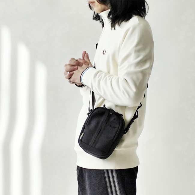< Incase > ミニショルダーバッグ