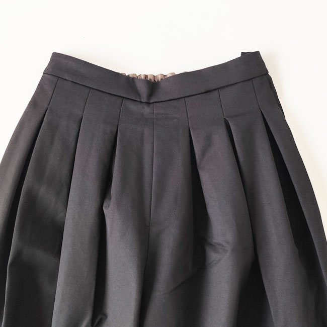 < WHYTO. >タックデザイン テーパードパンツ