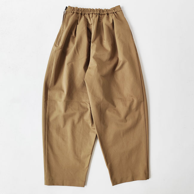 < WHYTO. >タックデザイン テーパードパンツ