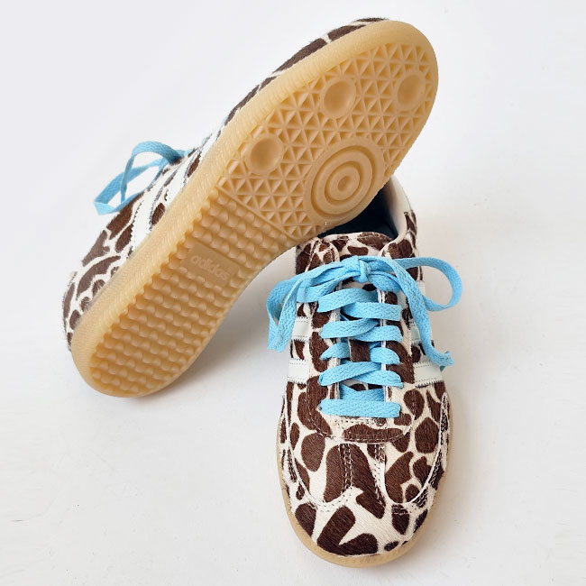 < adidas > サンバ　スニーカー