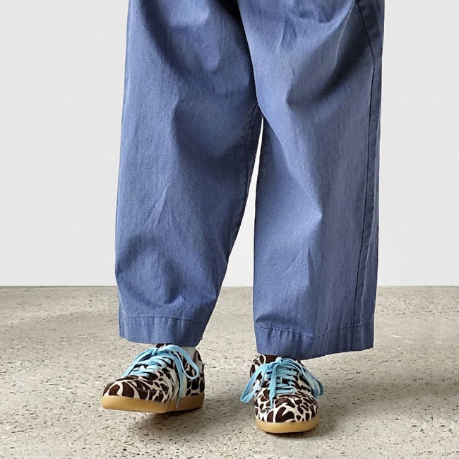 < adidas > サンバ　スニーカー