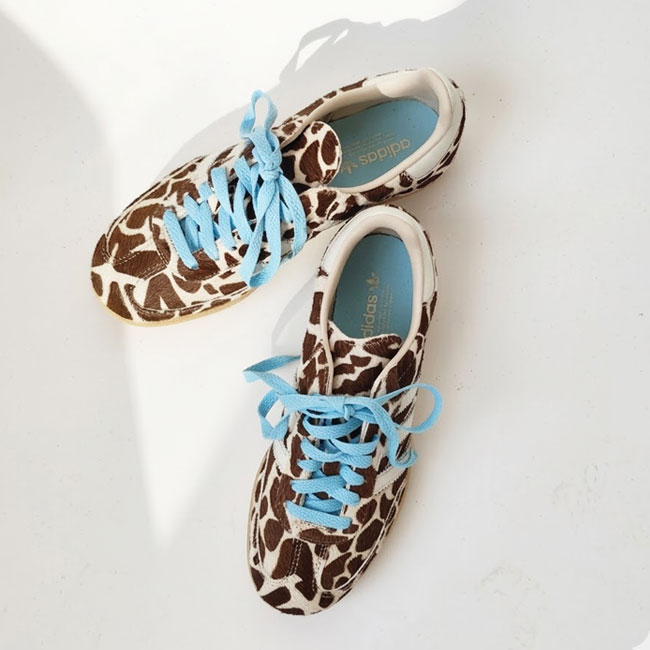 < adidas > サンバ　スニーカー