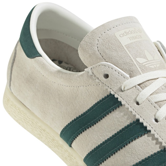 < adidas > TOBACCO / オフホワイト