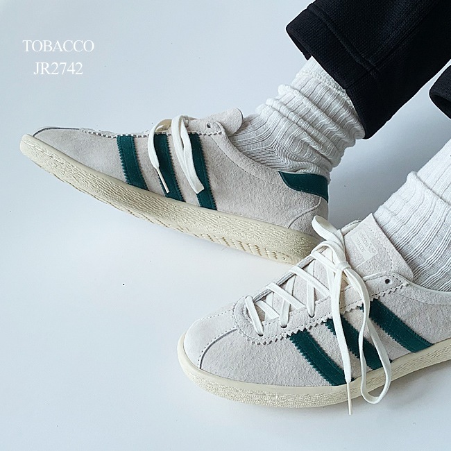 < adidas > TOBACCO / オフホワイト