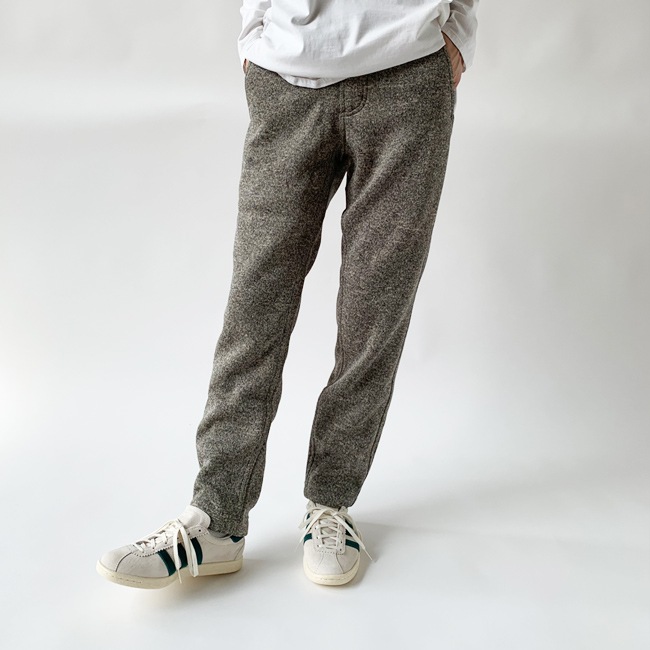 < adidas > TOBACCO / オフホワイト