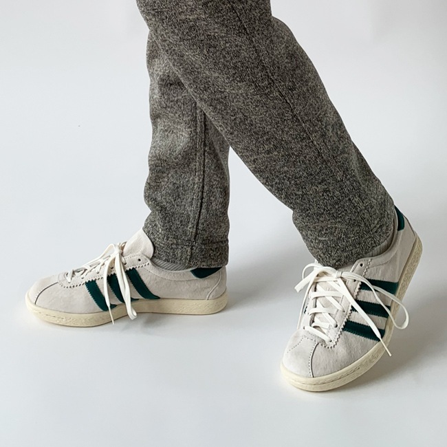 < adidas > TOBACCO / オフホワイト