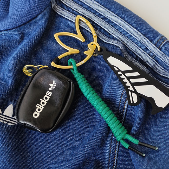 < adidas > KEY CHAIN