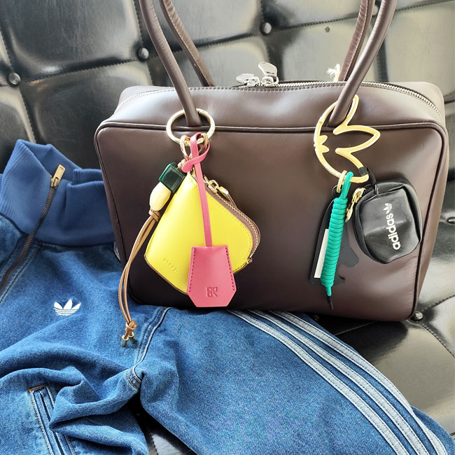 < adidas > KEY CHAIN