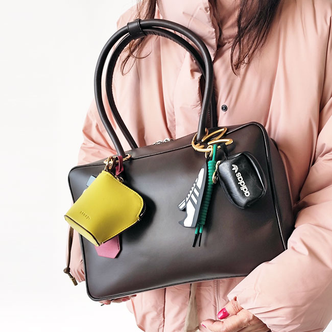 < adidas > KEY CHAIN