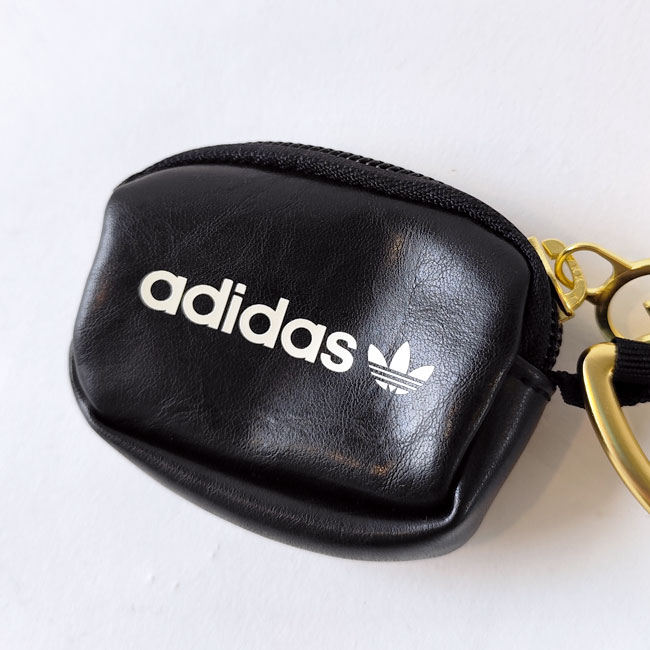 < adidas > KEY CHAIN
