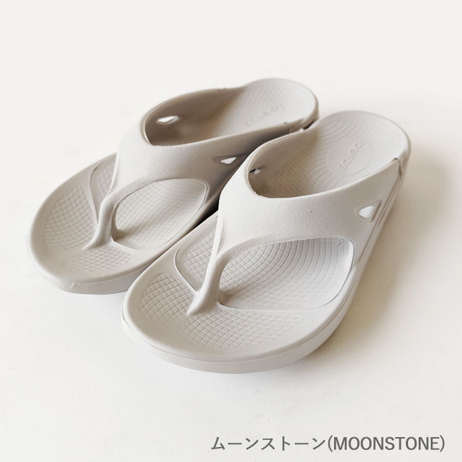 < OOFOS >トングサンダル