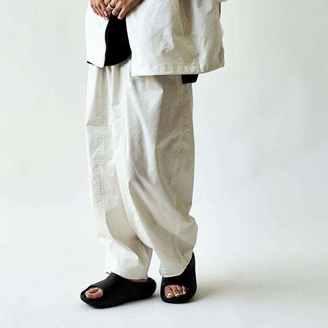 < NIKE >スライドサンダル