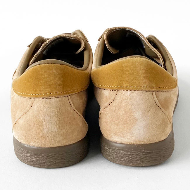 < adidas > タバコ