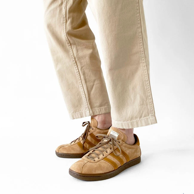 < adidas > タバコ
