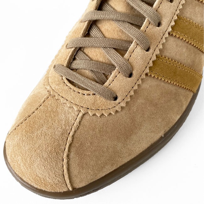 < adidas > タバコ