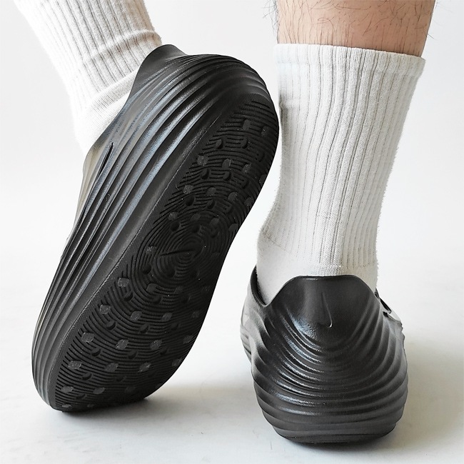 < NIKE >リカバリーシューズ