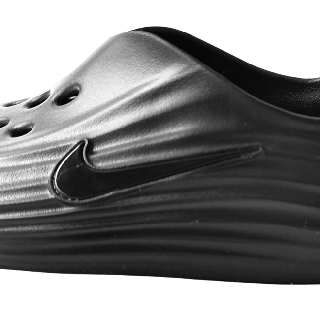 < NIKE >リカバリーシューズ