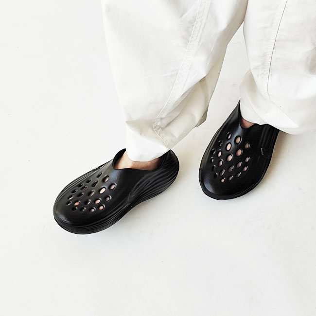 < NIKE >リカバリーシューズ