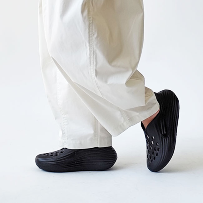 < NIKE >リカバリーシューズ