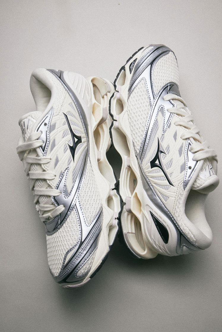 ビィゴライフ　ミレ Mizuno WAVE PROPHECY LS Sneakers in White/Silver/Harbor Mist