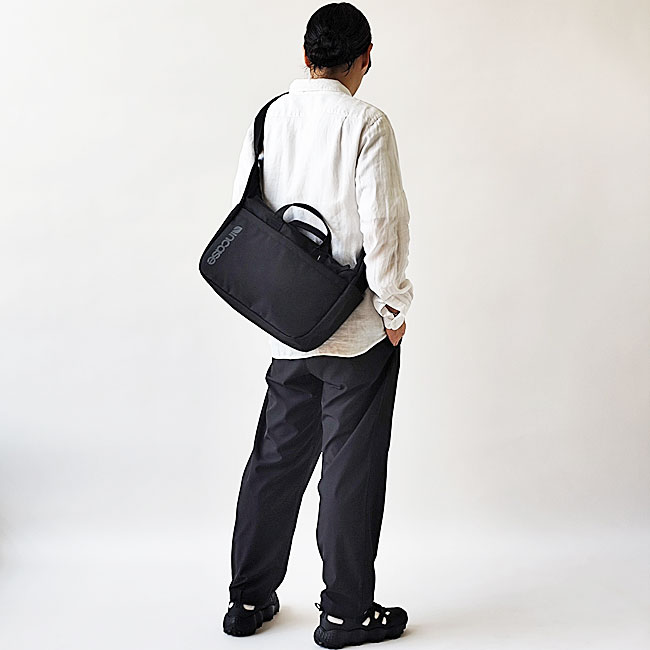 < Incase > グリッド ショルダーバッグ