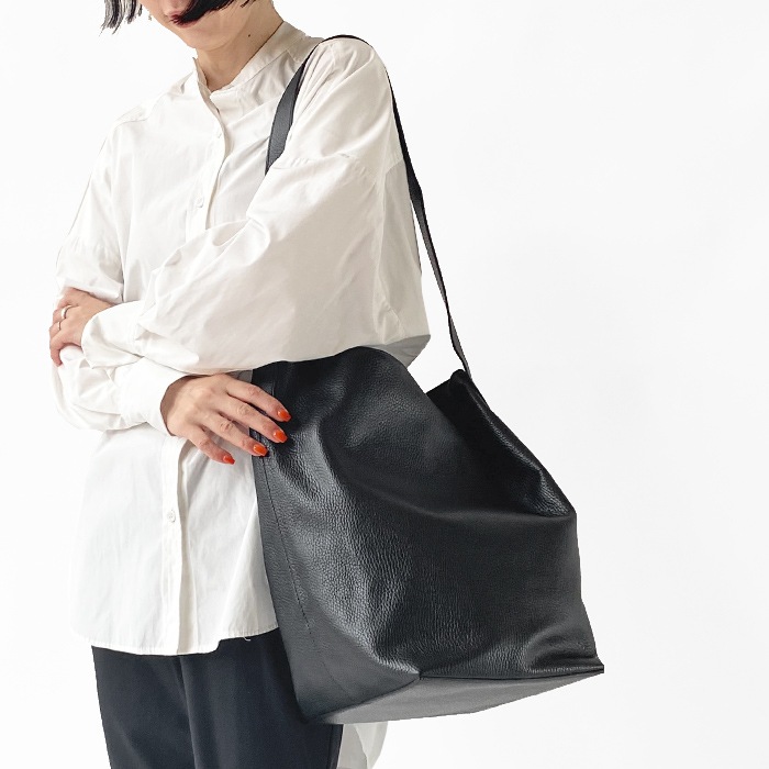 < LA SCAIA > ショルダーバッグ