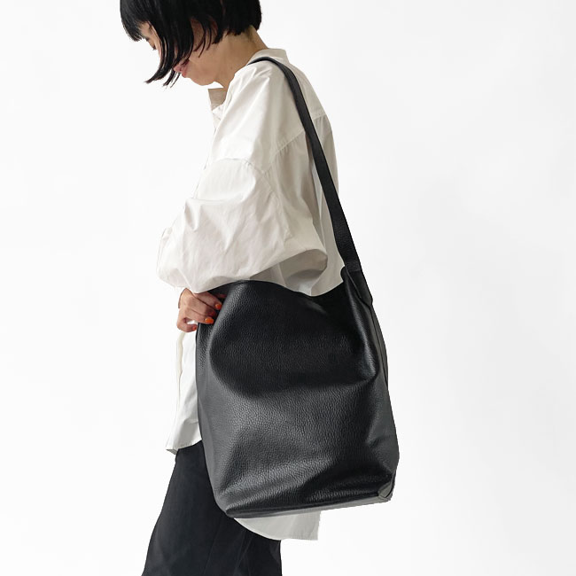 < LA SCAIA > ショルダーバッグ