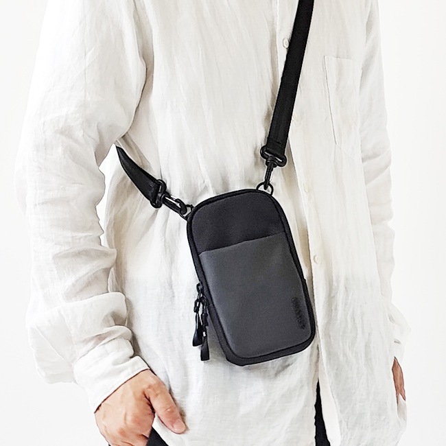 < Incase > A.R.C. Small Crossbody Bag