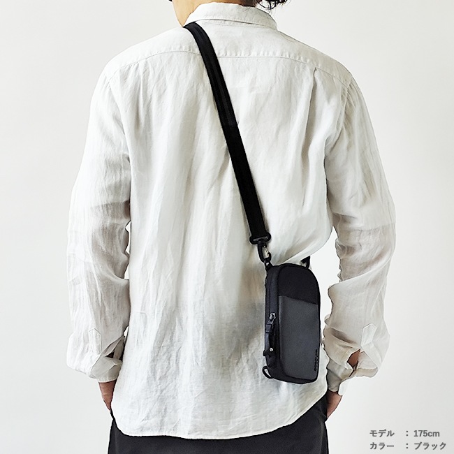 < Incase > A.R.C. Small Crossbody Bag
