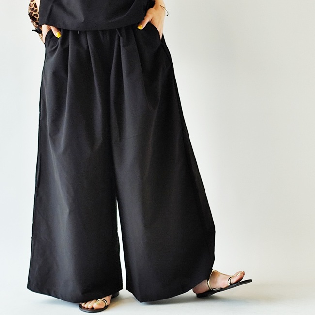 < NICOLAS LAINAS > フラットサンダル