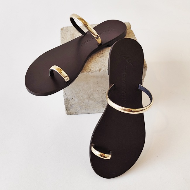 < NICOLAS LAINAS > フラットサンダル