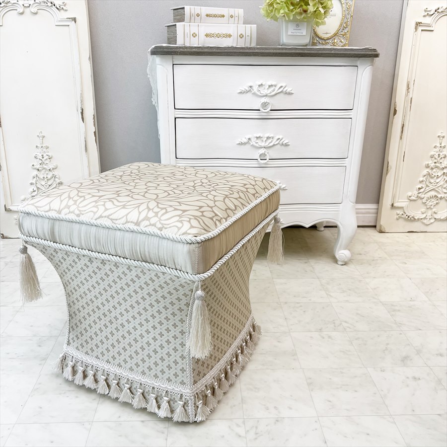 ジェニファーテイラー ♦️人気のクリーム色♦️スツール♦️ドレッサーにも♦️送料込 ジェニファーテイラー ♦️人気のクリーム色♦️スツール