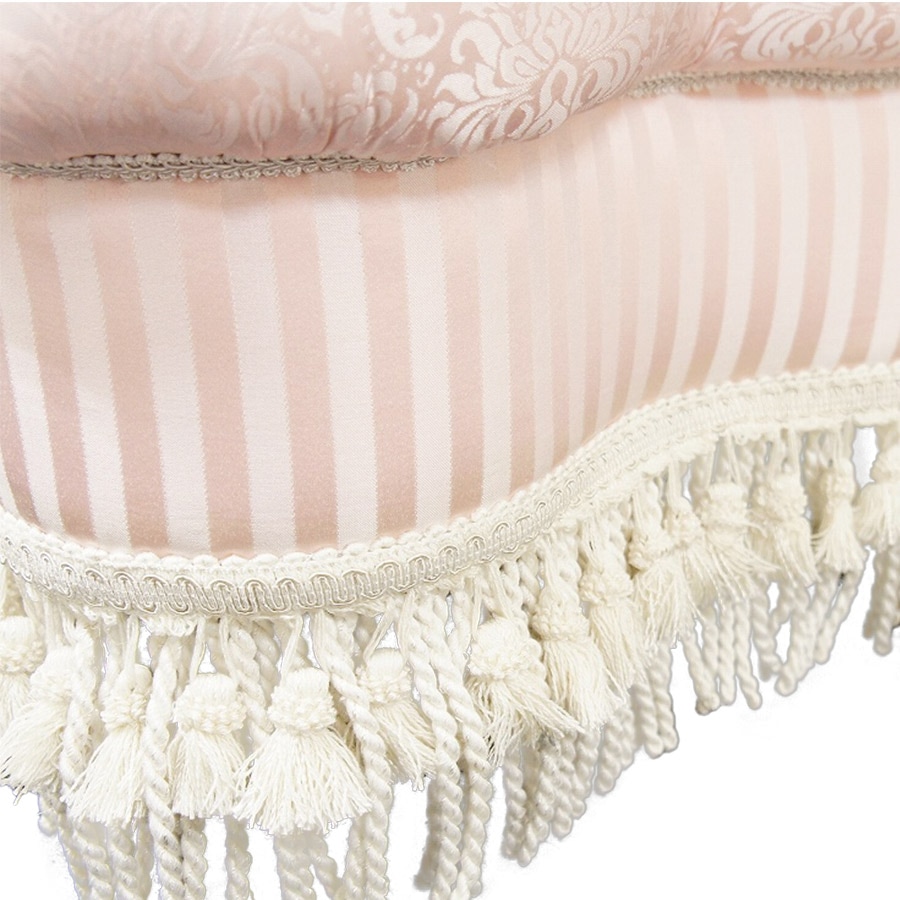 フェミニンな淡いピンクと白のコンビネーションが大人気