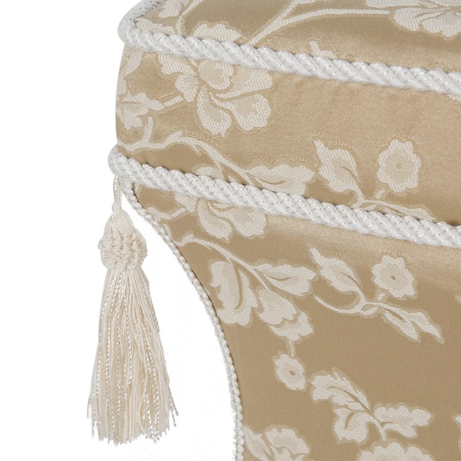 フェミニンでありながらクラシックな上質感が漂う