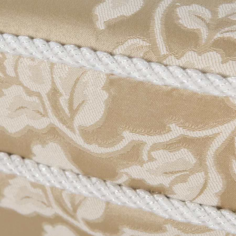 メイン生地はシックなボタニカル柄