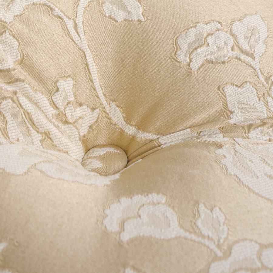 高級感のあるボタン留めが美しい