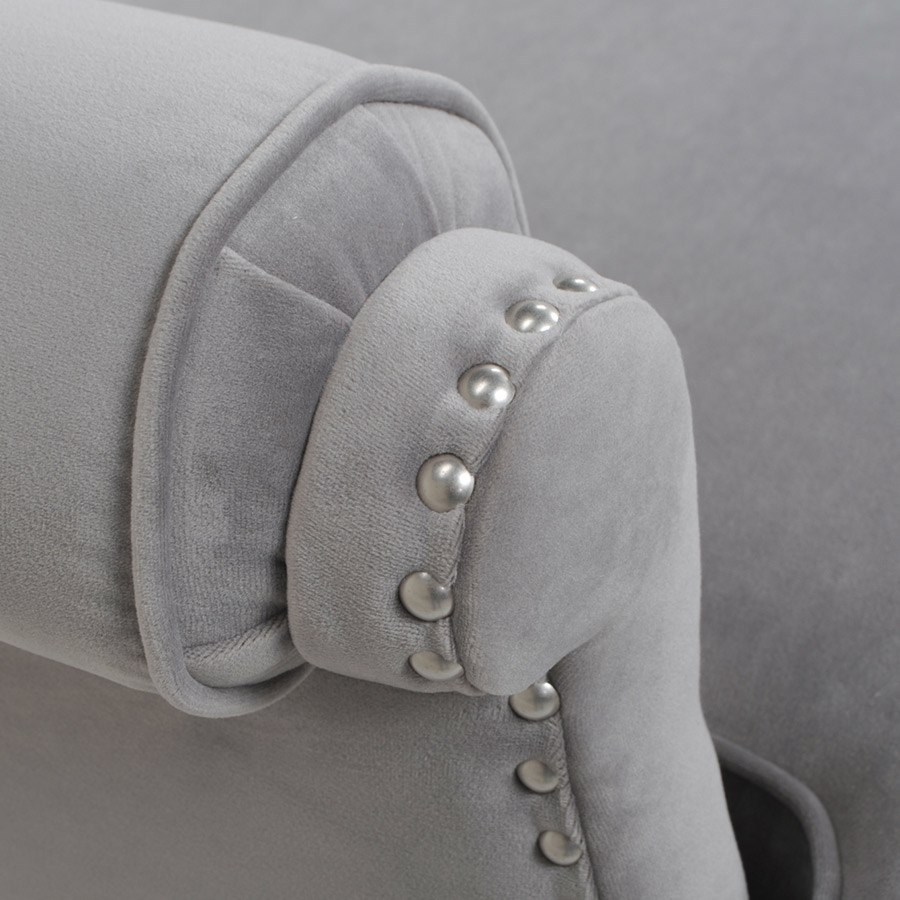 背面、足元、アーム部にデザインされた個性的な曲線