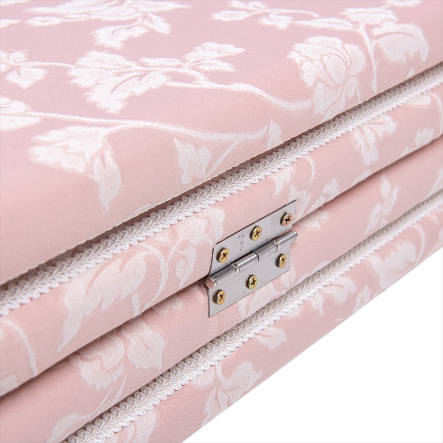 折りたたんで収納できる開閉式の間仕切りです