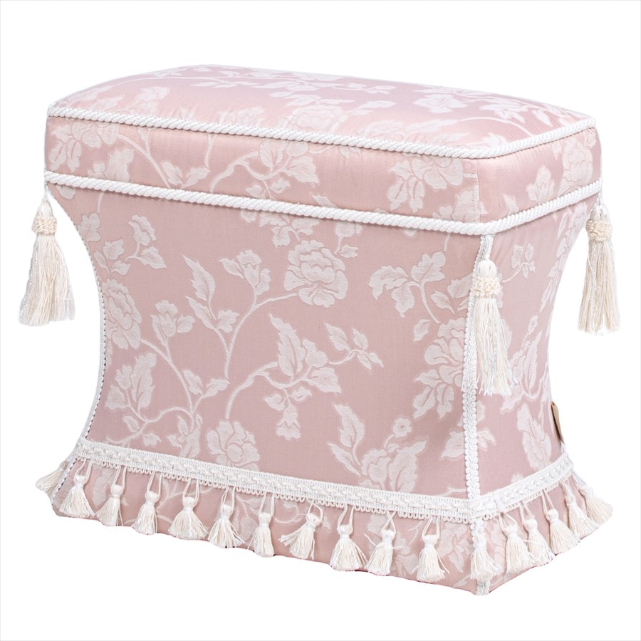 フェミニンでありながらクラシックな上質感が漂います