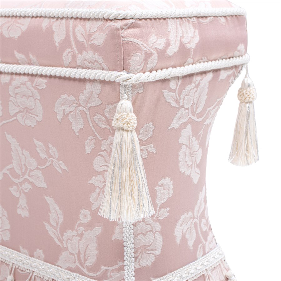 お部屋を華やかに演出するタッセル付き