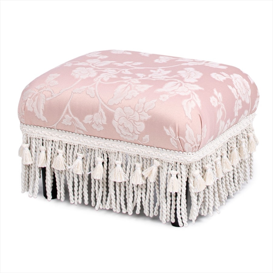 フェミニンでありながらクラシックな上質感が漂います