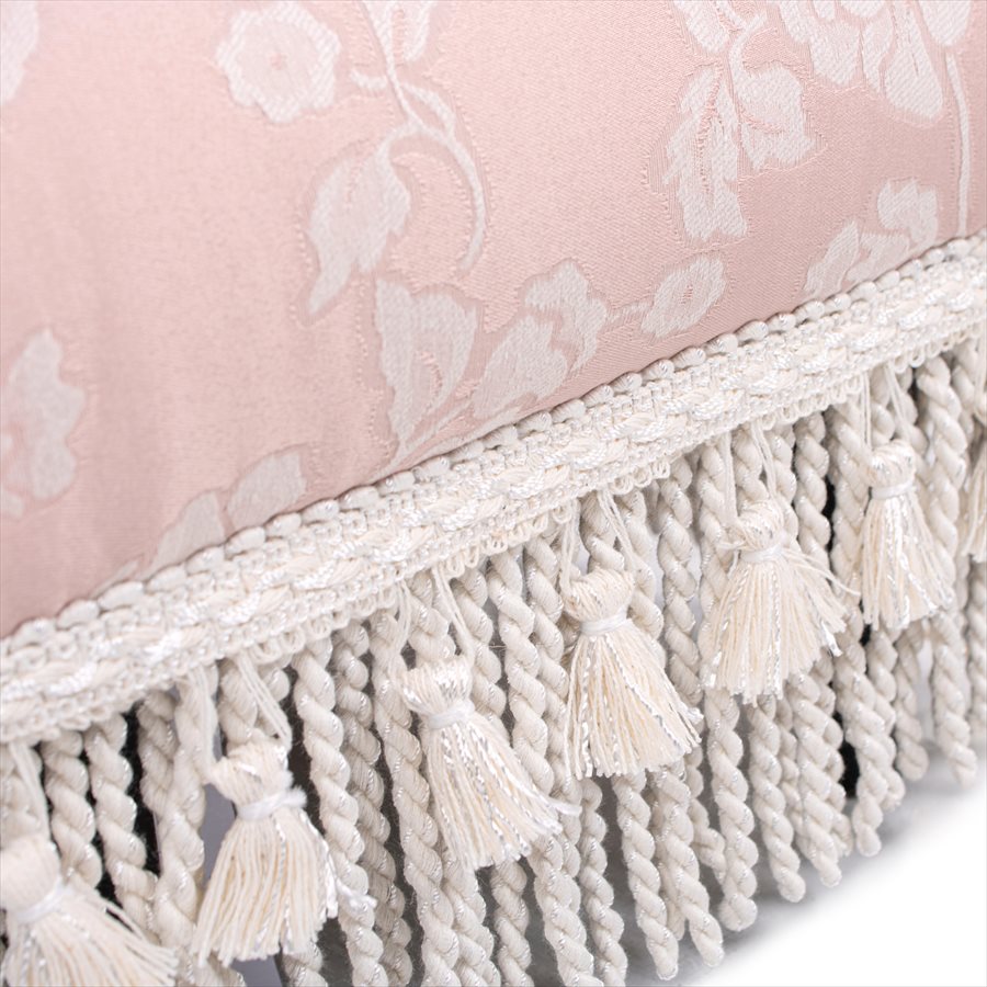 お部屋を華やかに演出するタッセル付き