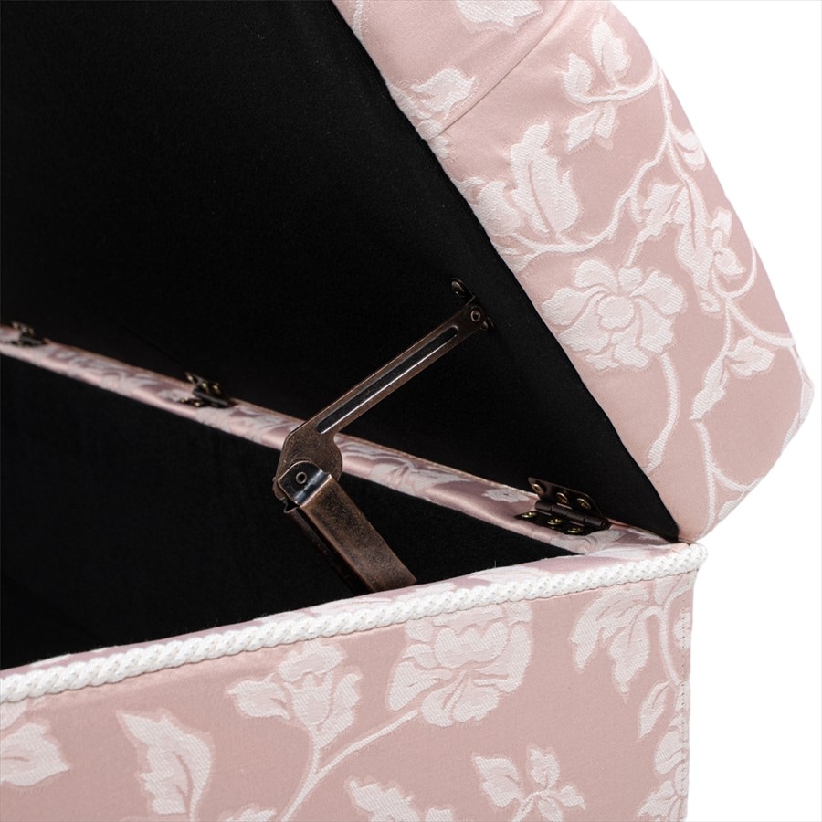 収納部は広く、カバンなどを入れるのに最適です