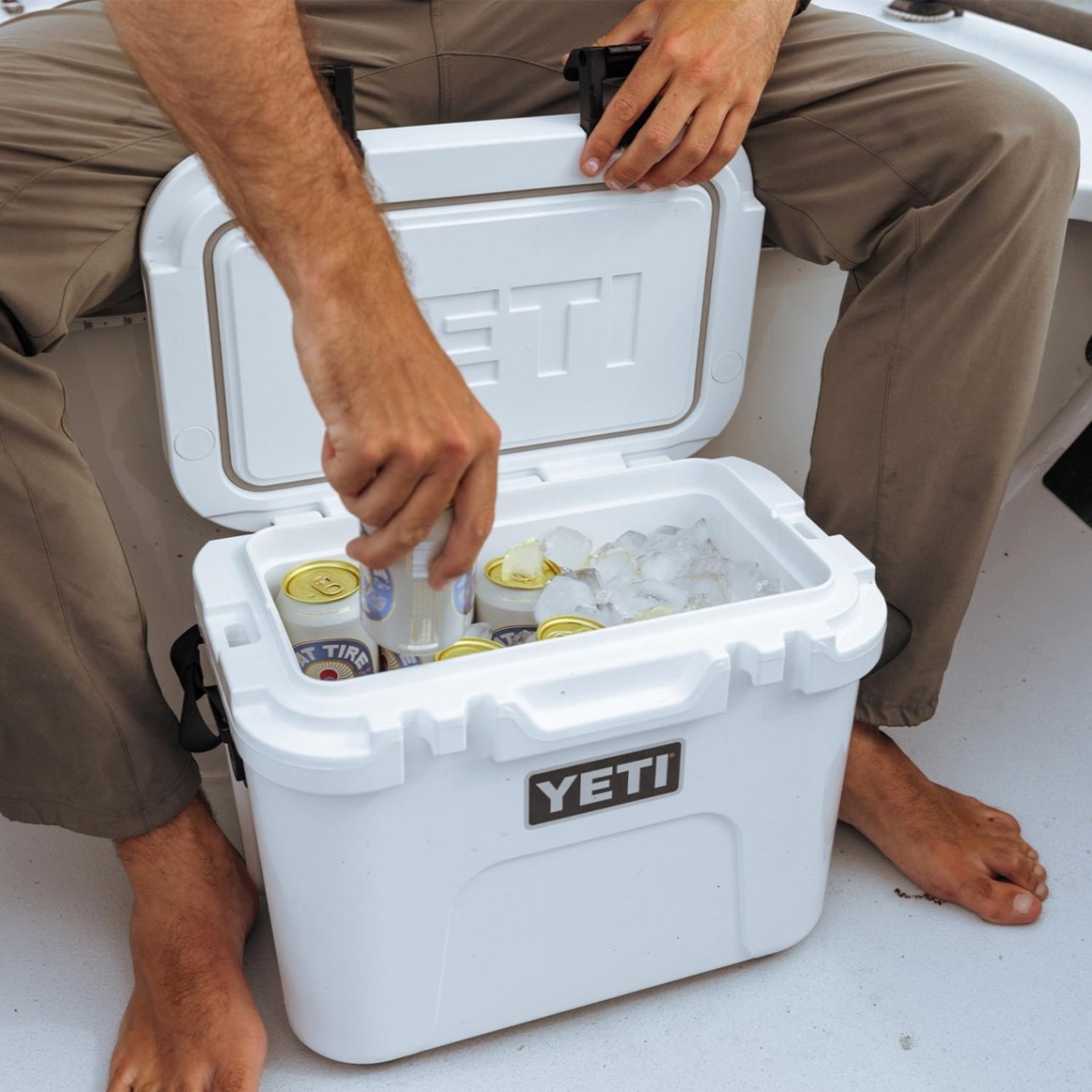 YETI Roadie 15 ハードクーラー Firefly Yellow 肩掛け YETI Roadie 15 ハードクーラー Firefly Yellow 肩掛け