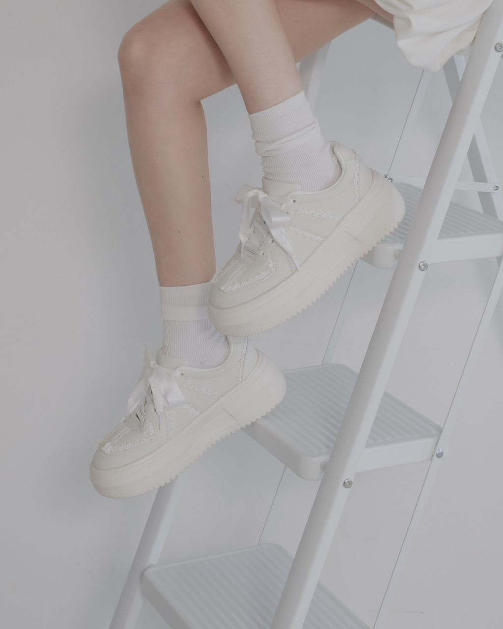 ホワイトプラットフォームブーツ Shoes in Closet（シューズインクローゼット）の「厚底