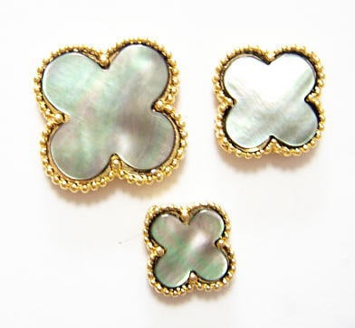 貝のアクセサリーパーツ　300g ビーズアクセサリーパーツ 黒蝶貝のクローバー ゴールドシルバー