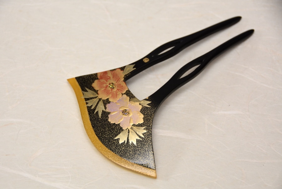 年代物の蓋付き四段重ね蒔絵菓子箪笥（蜻蛉蝶・牡丹菊蒔絵） 年代物の蓋付き四段重ね蒔絵菓子箪笥（蜻蛉蝶・牡丹菊蒔絵）