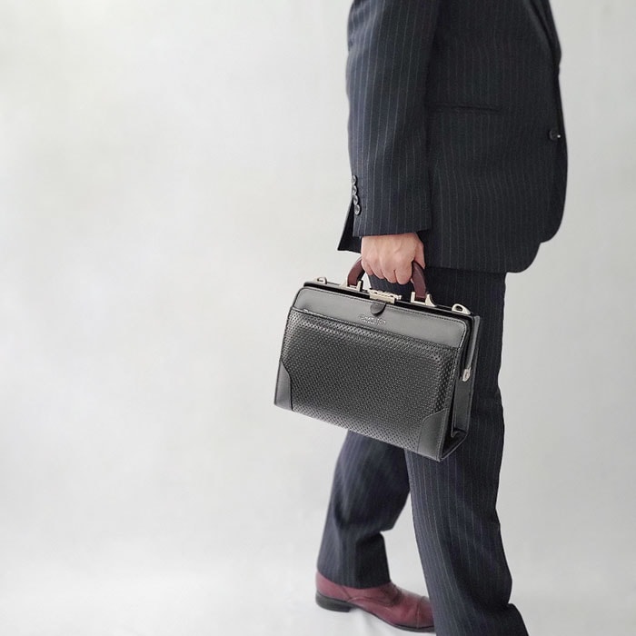 大口枠ミニダレスバッグ ビジネスバッグ 日本製 豊岡製鞄 メンズ B5 ディンプル加工 天然木手 ワンタッチ錠前 通勤 黒 KBN22318 J.C HAMILTON